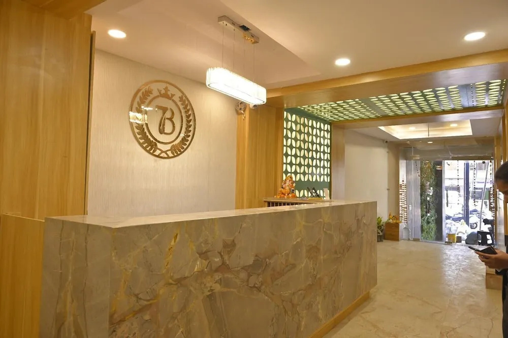 Чхатарпур: Hotel 7b