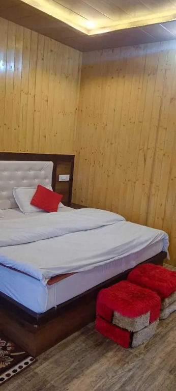 Чамоли: Pine Palace Homestay
