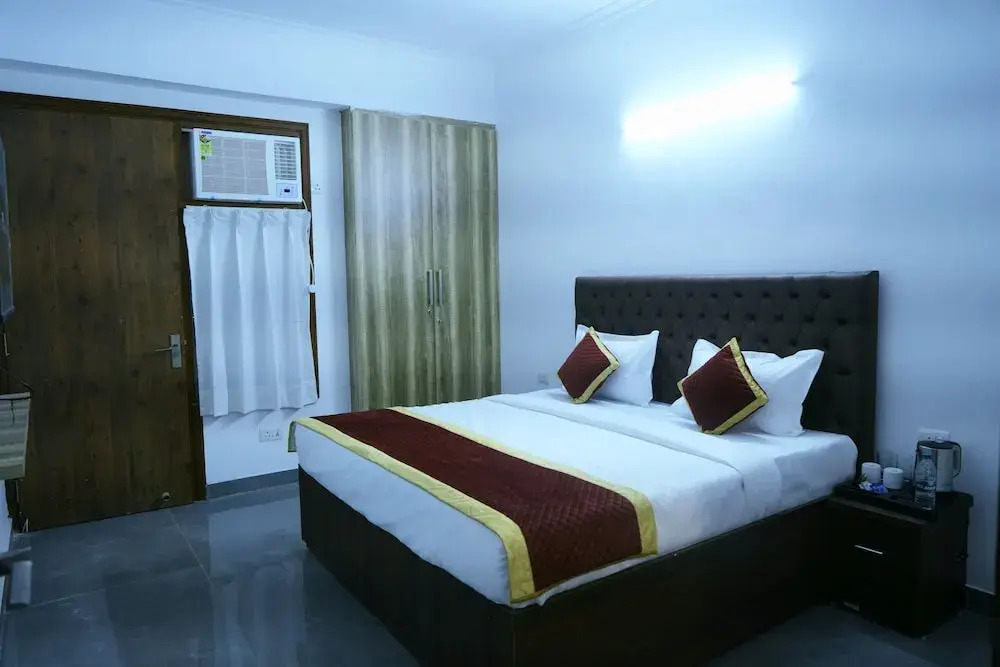 Нойда: Hotel la Corporate Suite