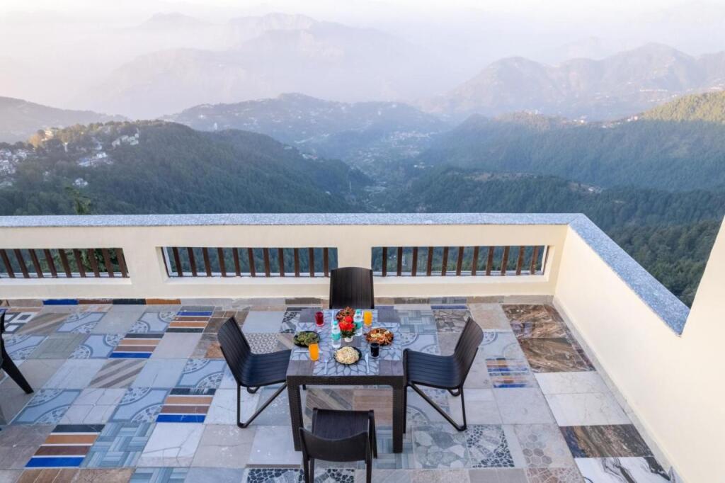 Чамба: The Seasons Dalhousie - Best Valley View & Mountain View Hotel in Dalhousie