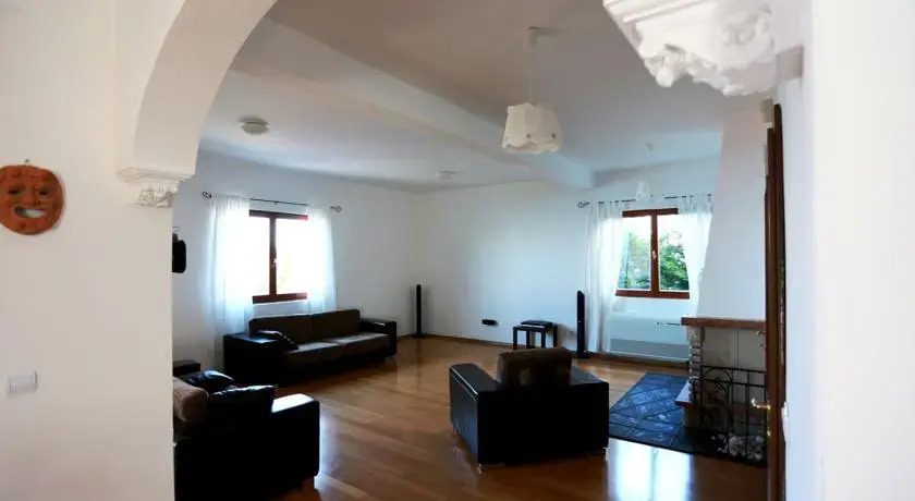 Бусат: Villa " Bellevue "