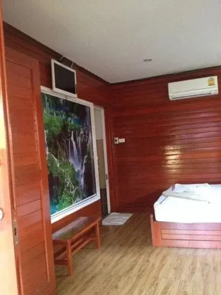 Сураттхани: Floating Island Seafood & Resort