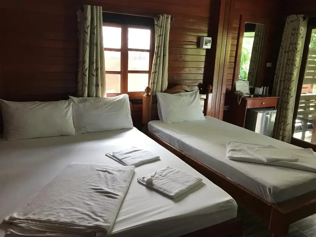Сураттхани: Floating Island Seafood & Resort