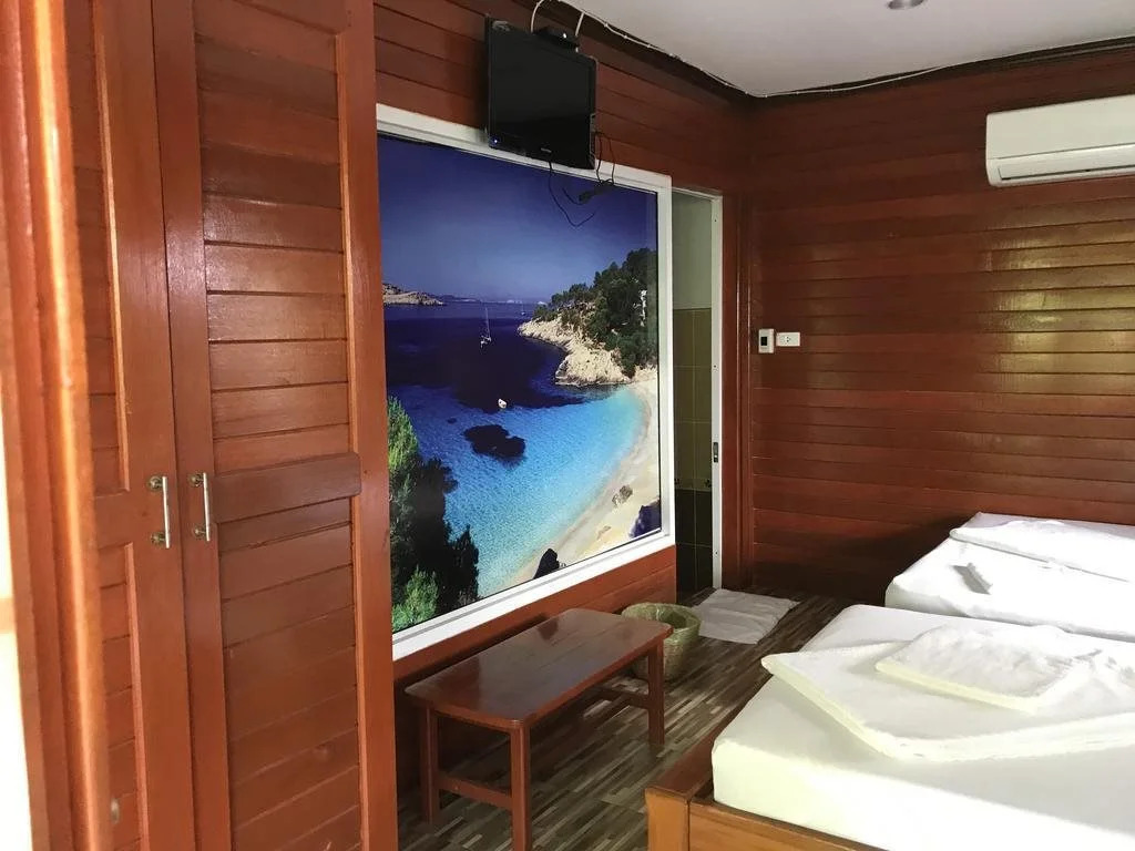 Сураттхани: Floating Island Seafood & Resort