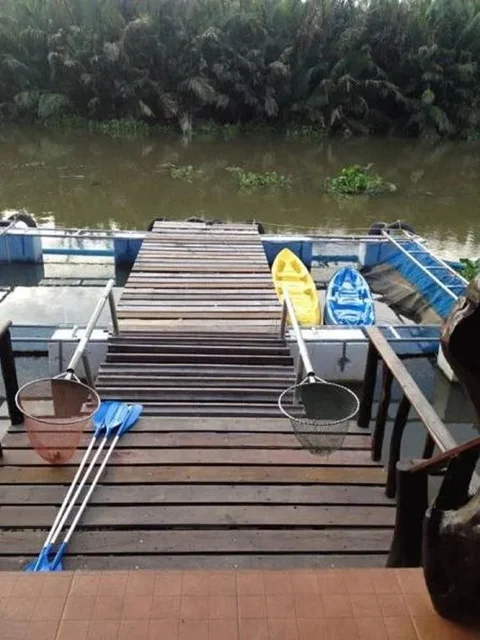 Сураттхани: Floating Island Seafood & Resort