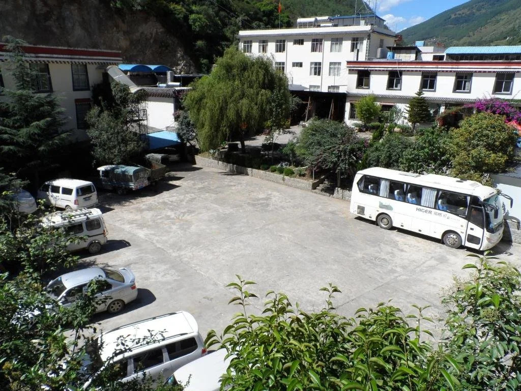 Шангри-Ла: Travel  Hostel Tiger Leaping Gorge