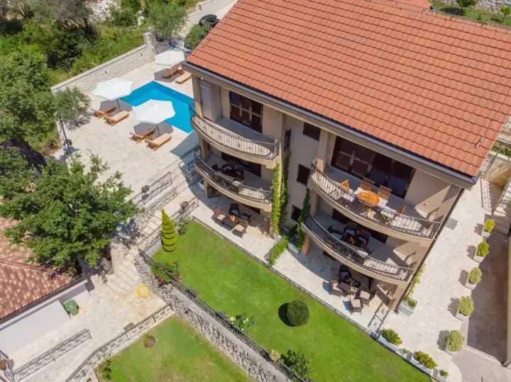 Доброта: S&A&M Sunset Apartments with pool and sea view
