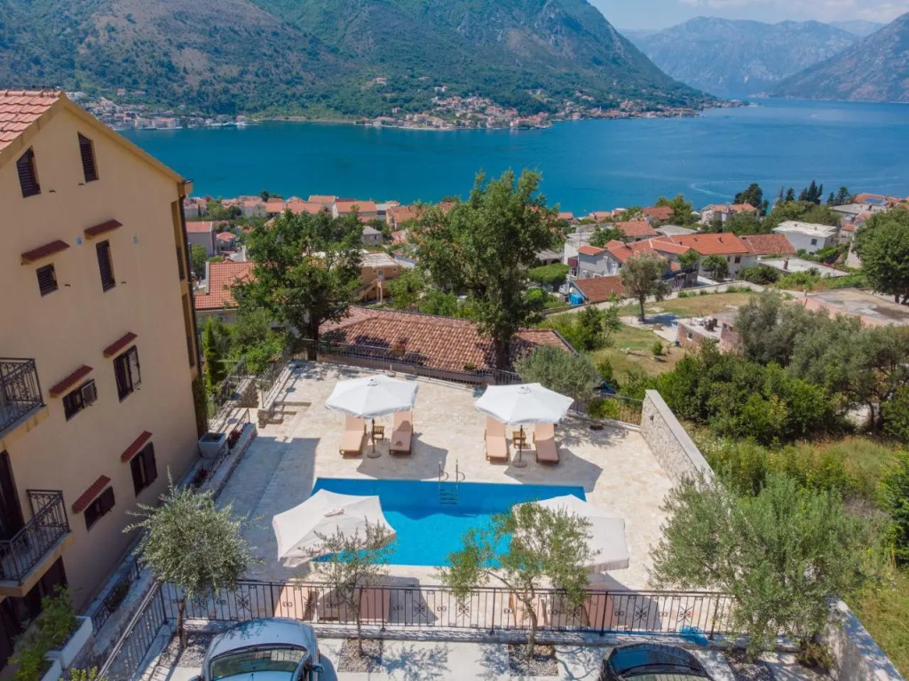 Доброта: S&A&M Sunset Apartments with pool and sea view