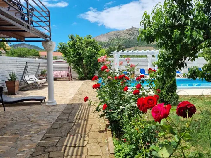 Весёлое: Частный дом Sunny Holiday Home