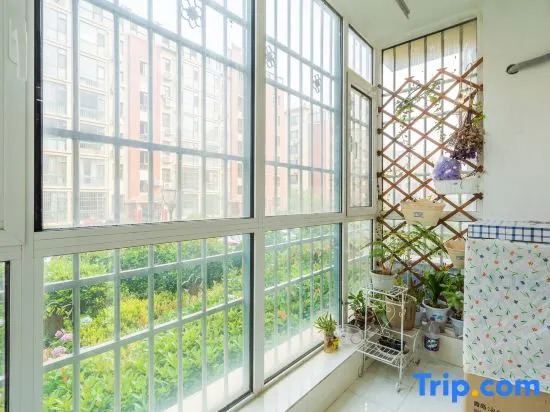 Циндао: Qingdao Jinshatan Bihai Lantian Apartment