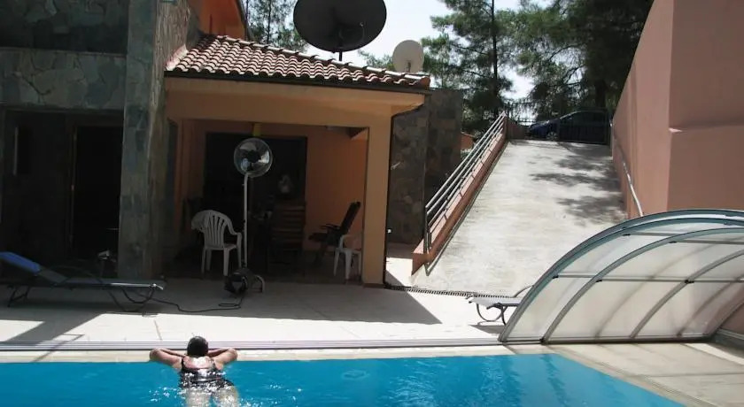 Какопетрия: Moniatis House
