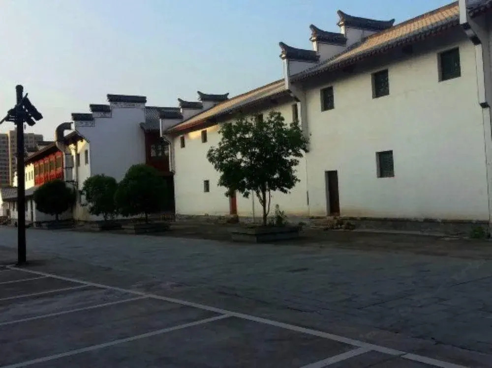 Дунъян: Rongyi Hengdian Hostelling International