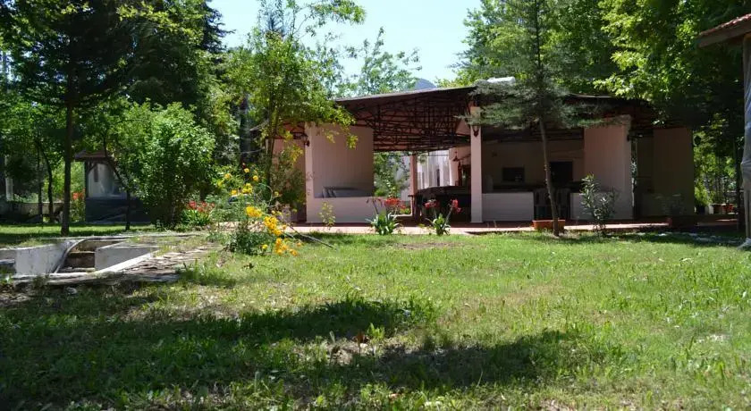 Чиралы: Artemis Hotel