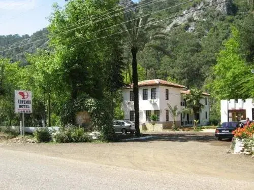 Чиралы: Artemis Hotel