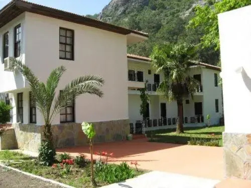 Чиралы: Artemis Hotel