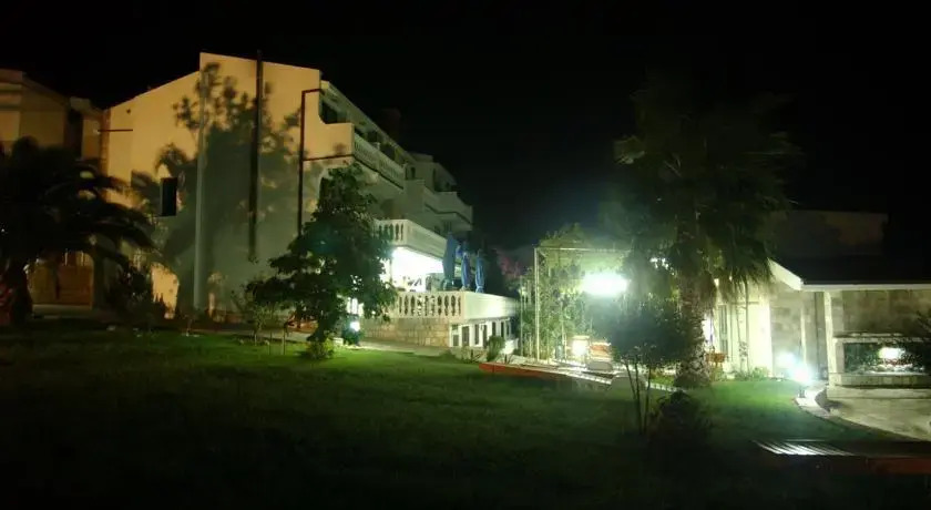 Сутоморе: Hotel Mirela