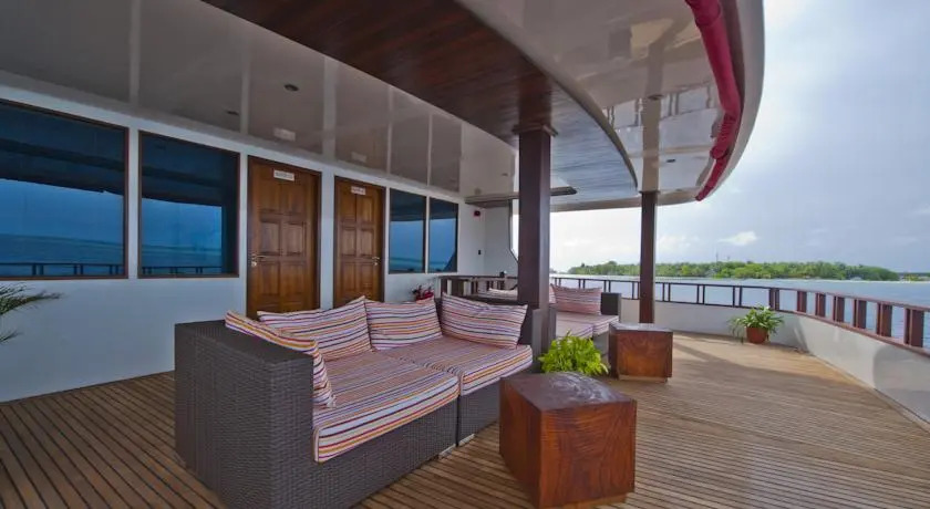 Северный атолл Мале: Theia Liveaboard