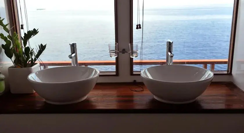 Северный атолл Мале: Theia Liveaboard
