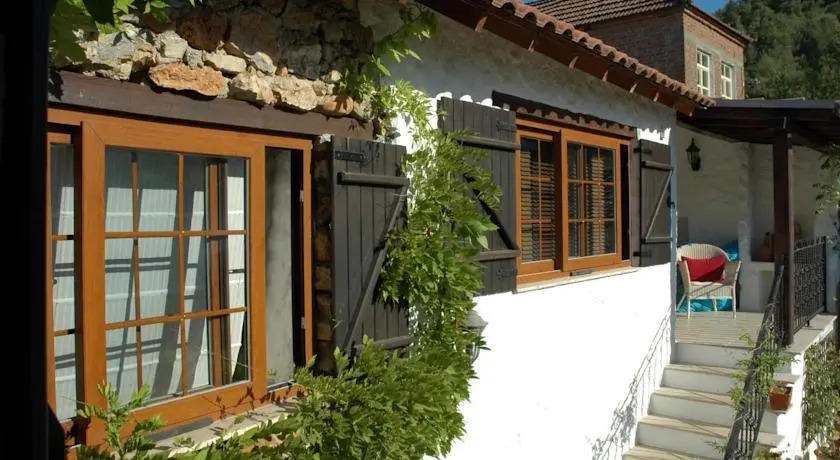 Киразли: The Cherry House