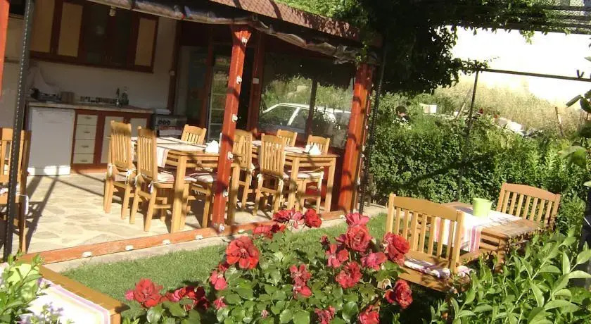 Бозджаада: Adakale Konuk Evi