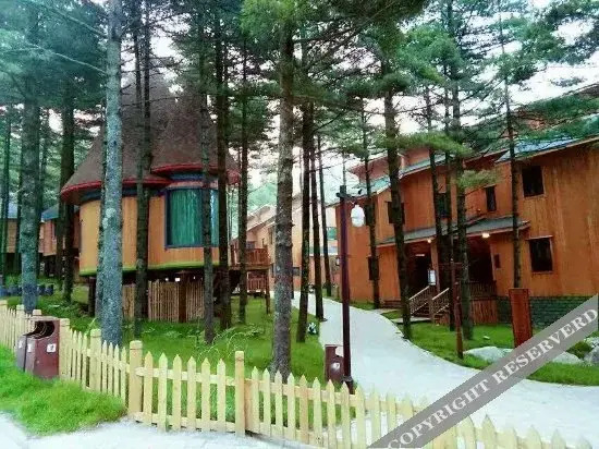 Лоян: Forest Resort Cabin