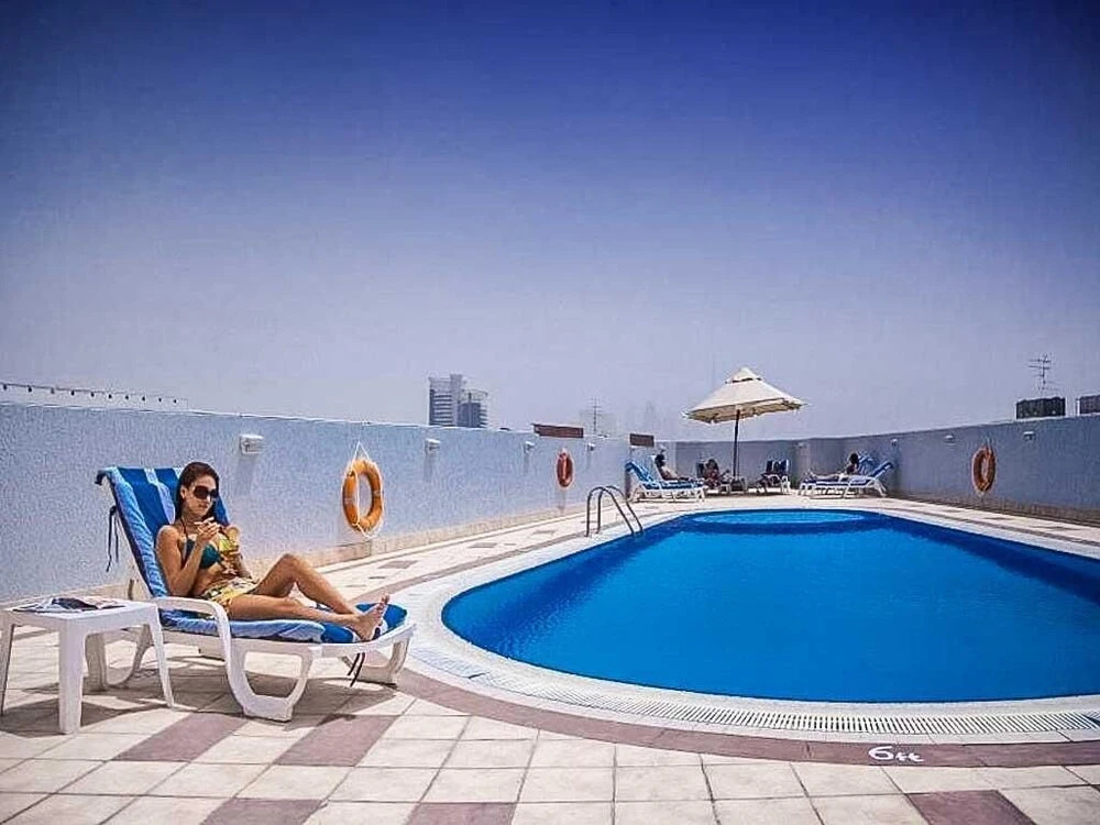Дубай: Upscale With Pool, Sauna And Health Club 2 Bedroom Apts