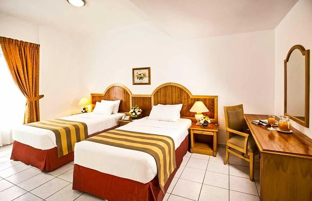 Дубай: Upscale With Pool, Sauna And Health Club 2 Bedroom Apts