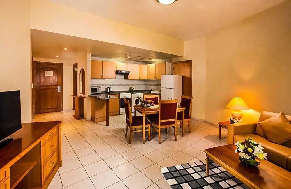 Дубай: Upscale With Pool, Sauna And Health Club 2 Bedroom Apts