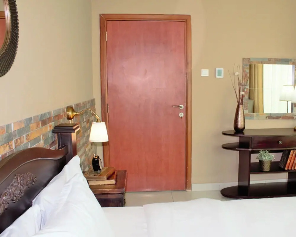 Дубай: A C Pearl Holiday Homes - Marina Stunning View on 55th Floor
