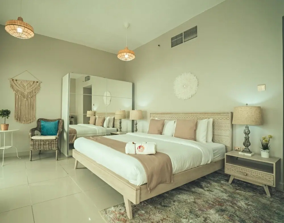 Дубай: A C Pearl Holiday Homes - Bohemian Style on 58th Floor