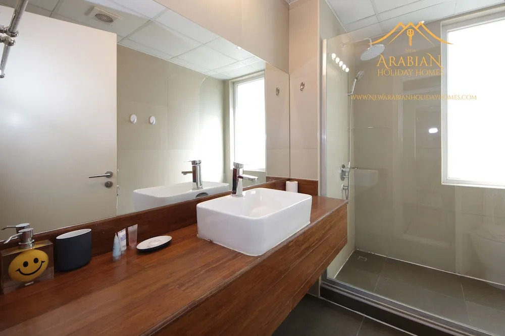Дубай: New Arabian Holiday Homes Jvc Villa