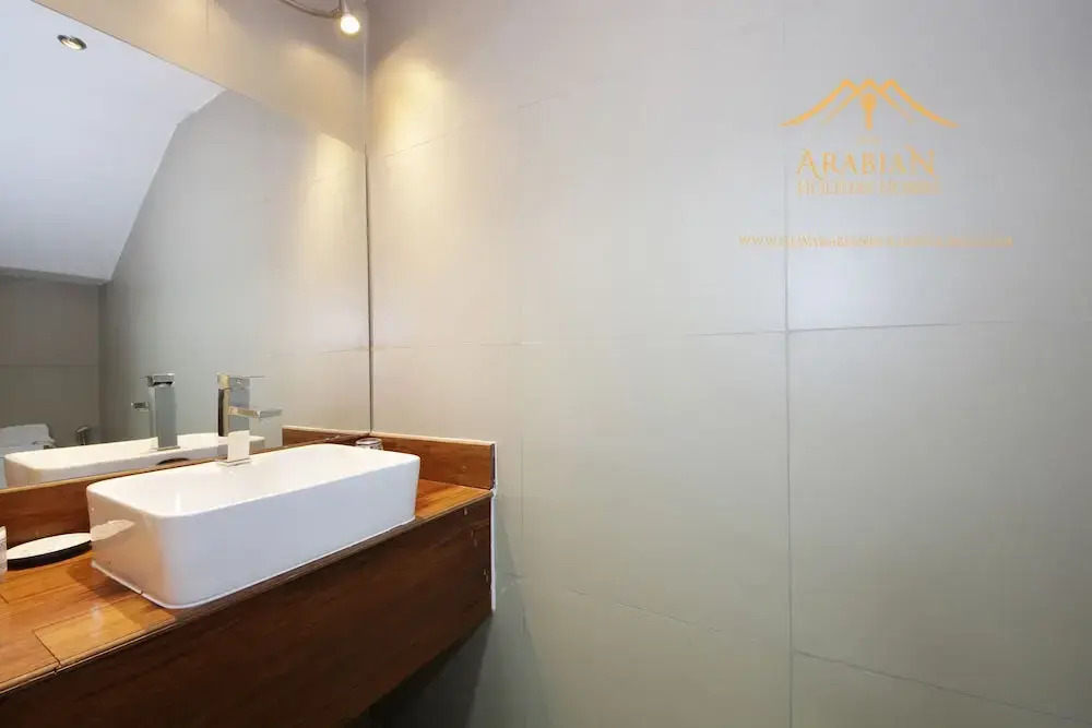 Дубай: New Arabian Holiday Homes Jvc Villa