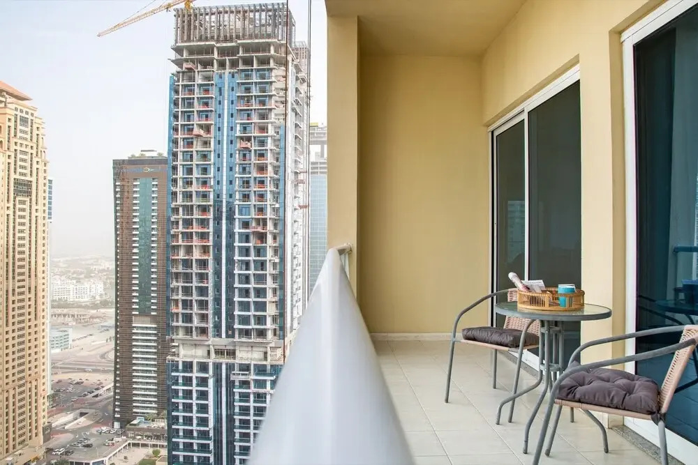 Дубай: Breathtaking Views From This Spacious 1BR Apartment in JLT