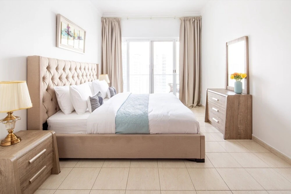 Дубай: Breathtaking Views From This Spacious 1BR Apartment in JLT