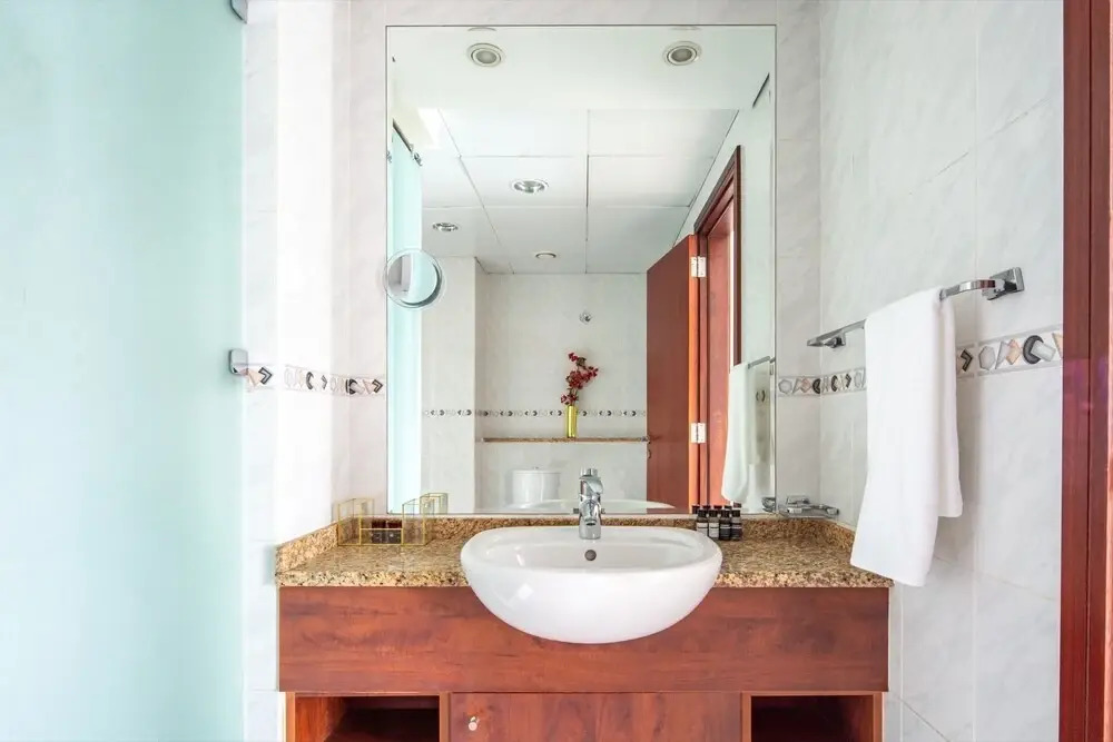 Дубай: Breathtaking Views From This Spacious 1BR Apartment in JLT