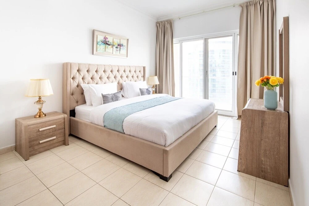 Дубай: Breathtaking Views From This Spacious 1BR Apartment in JLT