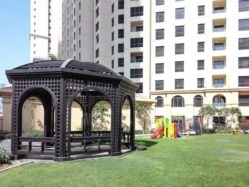 Дубай: Elegant + Upscale 3BR in JBR With Full Sea Views!