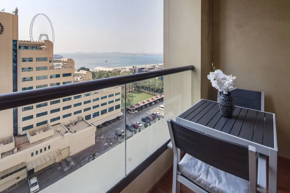 Дубай: Elegant + Upscale 3BR in JBR With Full Sea Views!