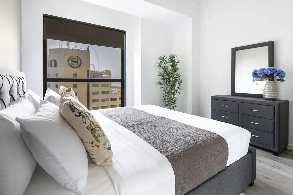 Дубай: Elegant + Upscale 3BR in JBR With Full Sea Views!