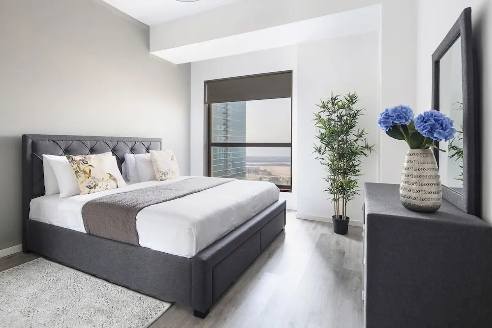 Дубай: Elegant + Upscale 3BR in JBR With Full Sea Views!