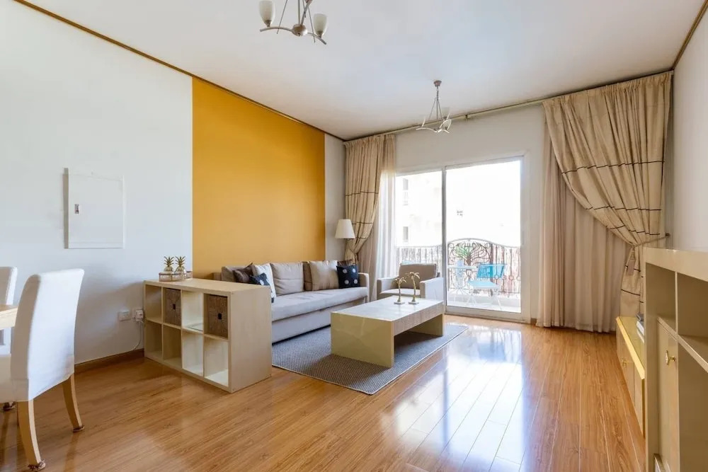 Bright & Spacious 1BR in JVC - Sleeps 3! — фото 1