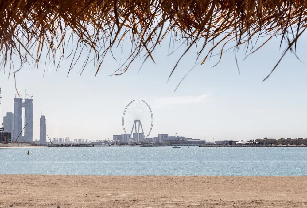 Дубай: Glamorous 1BR Apt on Palm Jumeirah - Near the Beach!