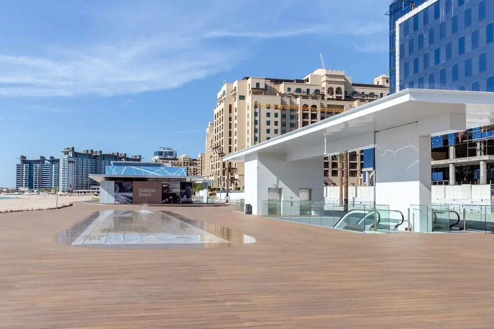 Дубай: Glamorous 1BR Apt on Palm Jumeirah - Near the Beach!