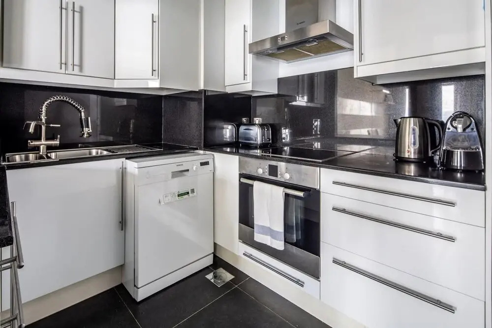 Дубай: Elegant 2BR in JBR With Stunning Marina Views!