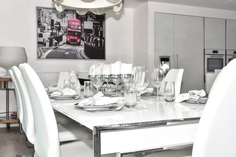 Дубай: Breathtaking 3BR With a Private Pool!