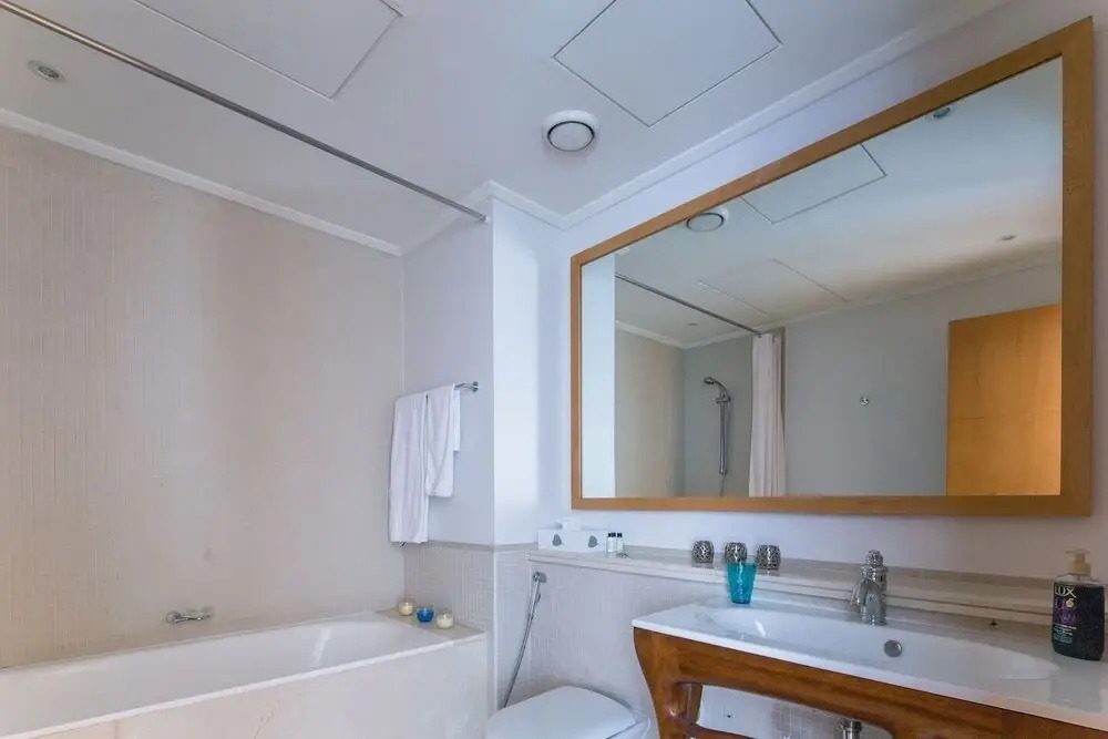 Amazing + Bright 2BR w/ Full Marina Views! — фото 3