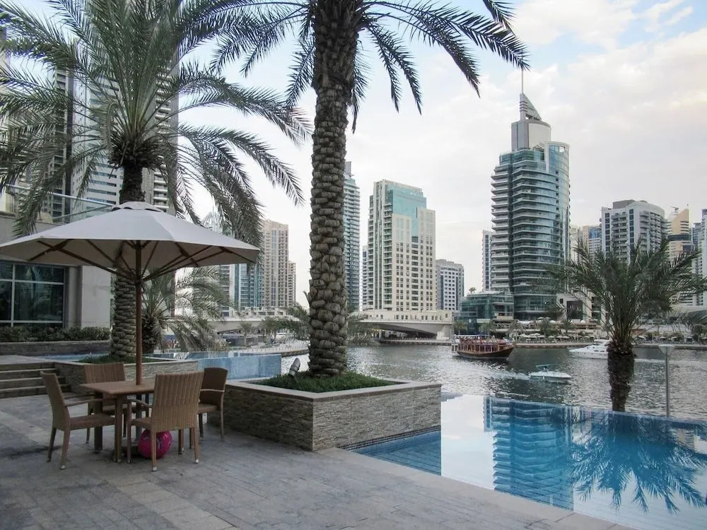 Дубай: Cool & Bright 1BR w/ Exhilarating Marina Views!
