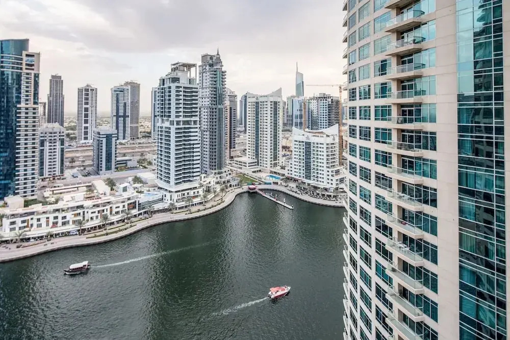 Дубай: Cool & Bright 1BR w/ Exhilarating Marina Views!