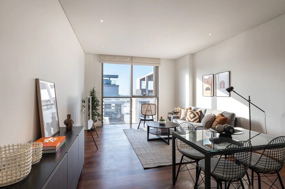 Дубай: Experience Serene Living in City Walk 14