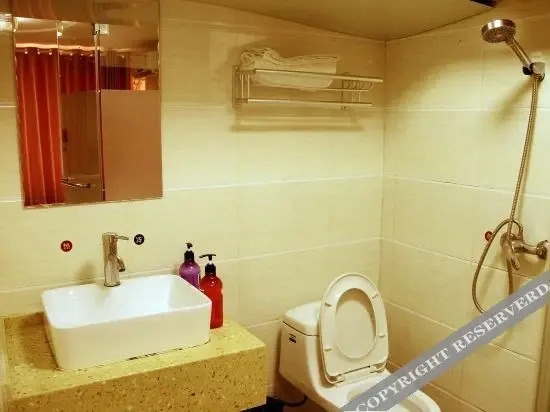 Уху: 80 90 Holiday Hotel